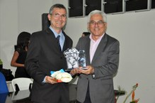 O professor Marcelo Lyra recebeu homenagem do reitor Eurico Lôbo