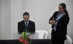 Os professores Vinícius Manzoni e Francisco Fidélis em apresentação musical