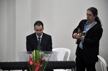 Os professores Vinícius Manzoni e Francisco Fidélis em apresentação musical