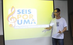 Professor Eduardo Xavier apresenta o programa de rádio Seis por Uma