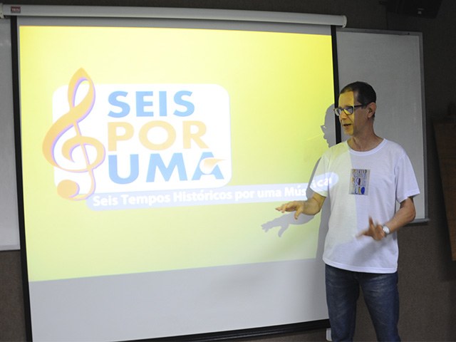 Professor Eduardo Xavier apresenta o programa de rádio Seis por Uma