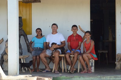 O artesão Petrônio e sua família (foto Fernanda Rechenberg)