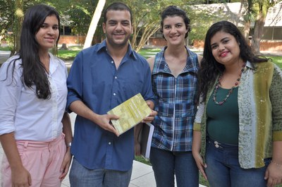 Professor Helson Sobrinho e as alunas que participaram da pesquisa