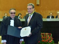 Andreas Krell recebendo a comenda das mãos do presidente do TRF5, Francisco Wildo