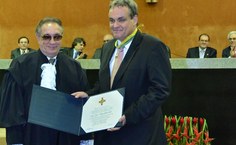 Andreas Krell recebendo a comenda das mãos do presidente do TRF5, Francisco Wildo