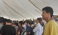 Cesar (de amarelo) acompanhou atentamente a exposição dos candidatos