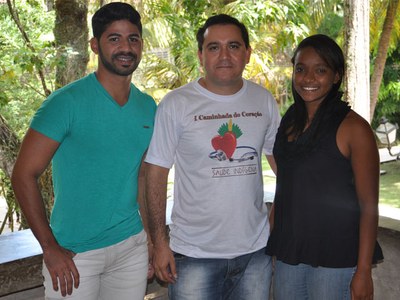 Tutor Acadêmico Jarbas Ribeiro entre os bolsistas Jackson Santana e Geilda Guilherme