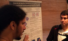 Augusto apresentando o poster durante a conferência no Rio