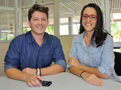 Os estudantes Amphrizio Lisboa e Andressa Montes, bolsistas do projeto Feijão com Arroz