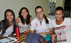 Alunos estudam na Biblioteca Central e recebem convite e laços rosa