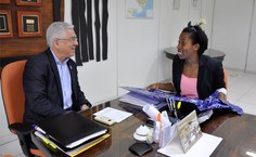 A graduada em direito conversa com o reitor