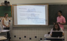 Os estudantes Hayda Lima e Anderson Leiva com a orientadora  professora Sandra Nunes.