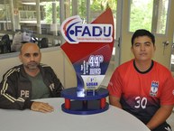 Professor Eriberto e o atleta Dennis apresentam o troféu conquistado em agosto