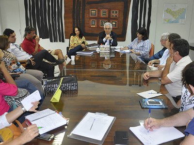 O reitor Eurico Lôbo conversa com professores do ICBs