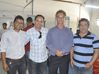 Diretor do Ceca Gaus Silvestre (camisa listrada) prestigiando a inauguração do Laboratório de Aquicultura