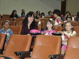 Crianças assistem ao Cinema na Reitoria e comemoram mês de outubro