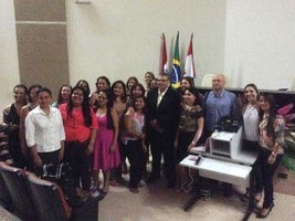 Dezenas de estudantes participam de aula inaugural de especializações a distância
