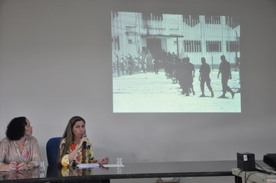 Elaine Pimentel e a gerente-geral do NRC, Geórgia Hilário, que falou sobre rebeliões históricas ocorridas nos presídios alagoanos