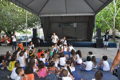 Crianças do NDI acompanham apresentação do grupo Biblioencanta no Terça Cultural