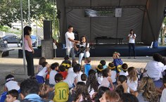 Crianças do NDI acompanham apresentação do grupo Biblioencanta no Terça Cultural