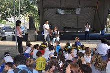 Crianças do NDI acompanham apresentação do grupo Biblioencanta no Terça Cultural