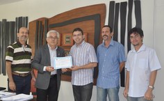 Reitor Eurico Lôbo  e professores recebem estudante