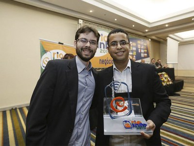 _Sócios da MeuTutor, Olavo Holanda e Endhe Elias recebem prêmio no Rio Info 2014 (Foto - Rio Info - Divulgação)