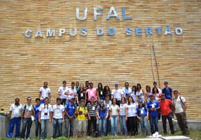 Plantio de mudas é realizado no entorno do Campus do Sertão