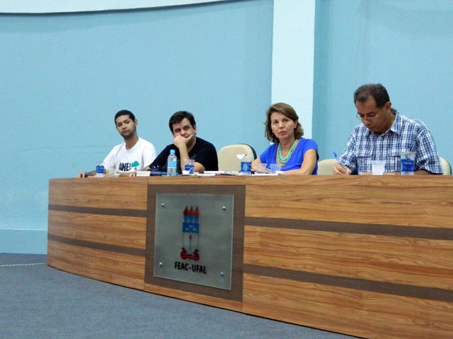 Mediado pela professora Valéria Correia, debate recebeu o sociólogo e professor da Universidade Federal Rural do Rio de Janeiro, José Cláudio; professor Adriano Nascimento e do diretor do DCE, André de Albuquerque