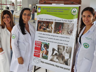 As graduandas Ingrid Braga e Maria Gabriela Serafim, com Milena Fernandes