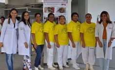 As estudantes e a equipe do restaurante