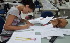 Caroline Cipriano treiando seus desenhos de looks