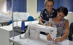 Professora Andréa Queiroz orientando a aluna Caroline Cipriano
