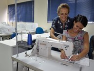 Professora Andréa Queiroz orientando a aluna Caroline Cipriano