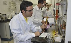 O pesquisador no Laboratório de Química Medicinal da Esenfar