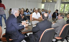 Médico e professor Gonçalo Dorea (camisa branca), ouvidor do HU