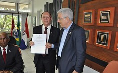 O ouvidor  geral Luiz Antônio com o termo de posse demonstra satisfação para o novo desafio acadêmico