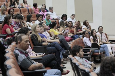 Alunos e servidores participam do evento alusivo ao Outubro Rosa na Ufal