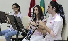 Alunas da Ufal fazem apresentação musical na abertura do Ufal no Outubro Rosa