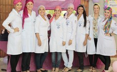 Equipe do projeto Belezaterapia faz oficinas de sucos e amarração de lenços