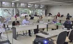 Pró-reitora Simoni Meneghetti na abertura da sessão de apresentação oral das unidades acadêmicas