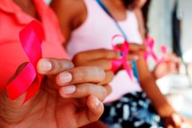 A programação do evento começa às 8h, com distribuição de laços rosa que são o símbolo da campanha e panfletos educativos.