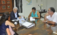 Reitor Eurico Lôbo em reunião com equipe da Sinfra para firmar acordo dos projetos de acessibilidades para a Ufal