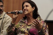 Stela Lameiras, diretora da Edufal, fala da honra de participar do evento no Campus do Sertão