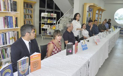 Lançamento coletivo de livros