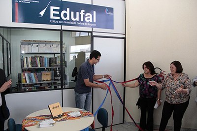 Corte simbólico da fita marca abertura oficial da Edufal no Campus do Sertão