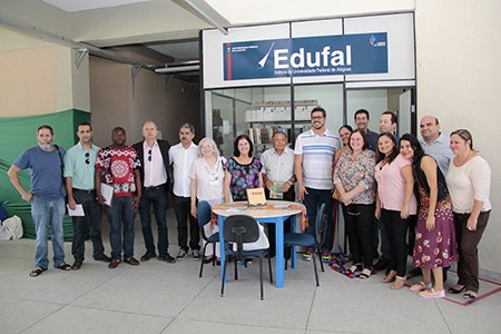 Equipe da Edufal, da gestão da Ufal, pesquisadores e autores que lançaram livros pela Editora