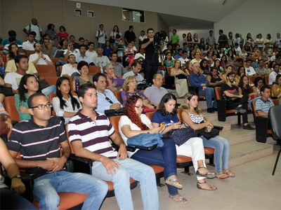 Auditório da Reitoria ficou repleto de estudantes e professores na abertura em Maceió