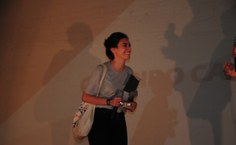 Amanda Devulsky recebe o trófeu de melhor curta-metragem do 4º Festival de Cinema Universitário de Alagoas