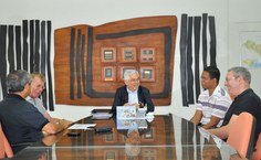 O reitor recebe os ingleses em seu gabinete